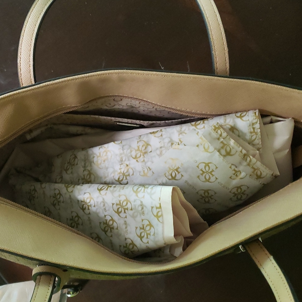 Guess purse - Picture 4 of 6